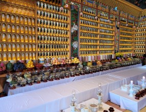 안녕하세요~ 용운사의 명절제사 궁금하신불들 계시계죠??제가 잠시 소개 좀 해 드릴께요~ 명절제사때 상차림 입니다~  다 완성되지않은 사진이예요~ 음식상 앞에 작은 상을 마련해서 잔 올리시고 절하실수 있게 준비해두었습니다^^ 음식을 일회용 용기에 담아놓은건 오신분들 가져가실수 있게끔 해드리기 위해서예요~다른분들도 가져가셔야하니 불자님들 너무 욕심부리지 않으시고 뒤에분들 가져가실수있게 하나씩만 부탁드립니다~!!! 올리고 싶은 잔수대로 올리시면 되구요...  향도 피우시면 됩니다~~ 대웅전 앞에서 간단히 요기하실수있게 저희가 마련해드렸어요~ 올해 추석에는 주지스님께서 직접 담그신 수정과도 준비해드렸구요~ 제사상에 올려놓았던 밥으로 주먹밥도 만들어서 드실수있게 해드렸습니다..오시는분들이 편하고 즐겁게 들러다 가실수있게 저희 절에 있는 모두 분들이 신경많이 쓰셨습니다.모두 즐거운 명절 되세요~~~총무 보살 무상화올림^^